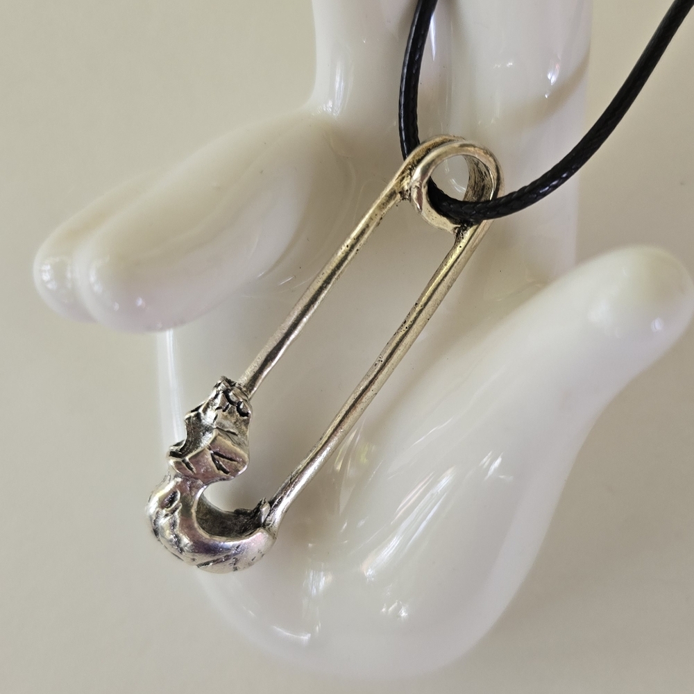 💀 Skull Pin Necklace